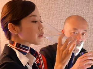 Bất ngờ chịch má kế từ phía sau vì cặp mông quá hấp dẫn