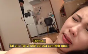 Người phụ nữ trẻ quyến rũ trong đôi tất lụa đen đã lộ mặt và quan hệ tình dục nồng nhiệt với cậu bé, hôn miệng cậu, chơi đùa với bộ ngực của cậu và đào sâu vào âm hộ của cậu, tàn phá âm hộ của cậu ở nhiều tư thế khác nhau và làm cho âm hộ của cậu bị đập.