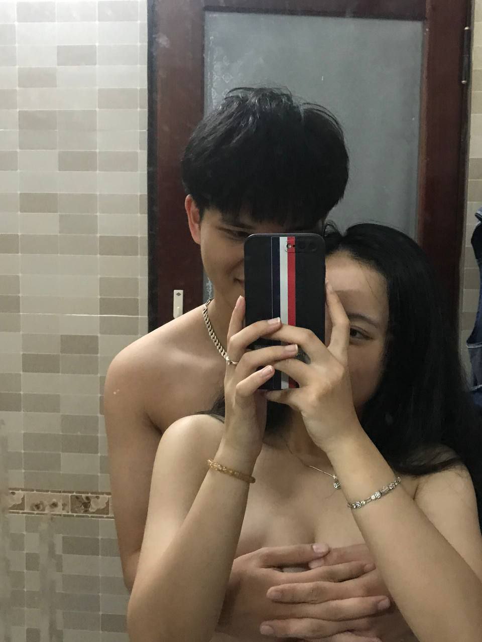 Một cô gái bú cu giỏi xứng đáng được ấn xuống và xuất tinh