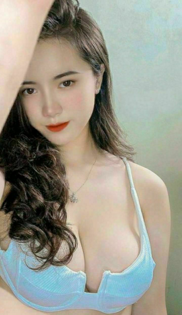 Cô nàng muốn chi trả tiền nợ vì mãi bấm điện thoại gây tai nạn xe đạp