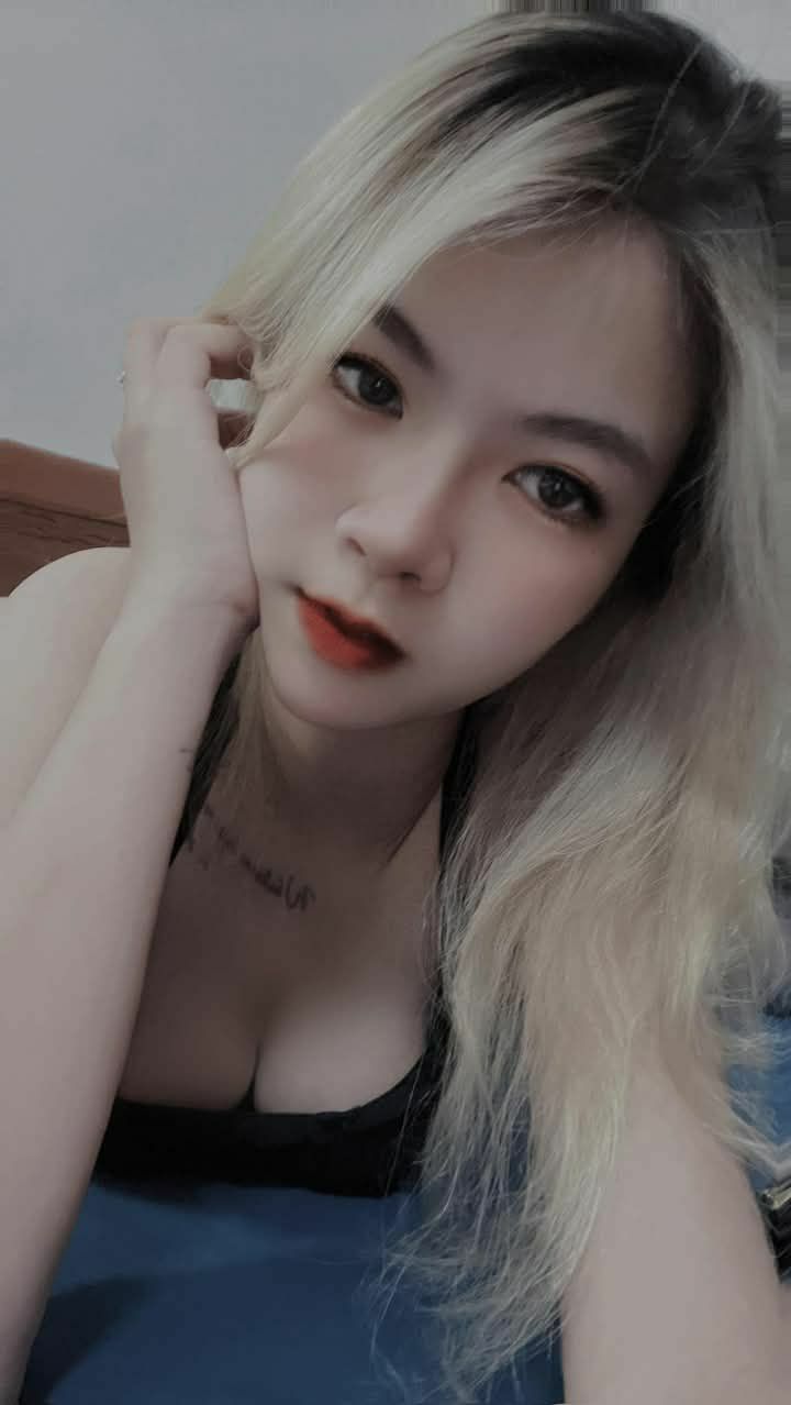 Người dì già dặn trong tiệm mát-xa nhìn thấy cậu bé khỏe mạnh liền kéo cậu vào làm dịch vụ